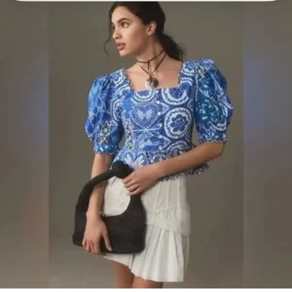 Farm Rio NWT SZ Large the Rio Tile Dream blue and white peplum puffed sleeve top